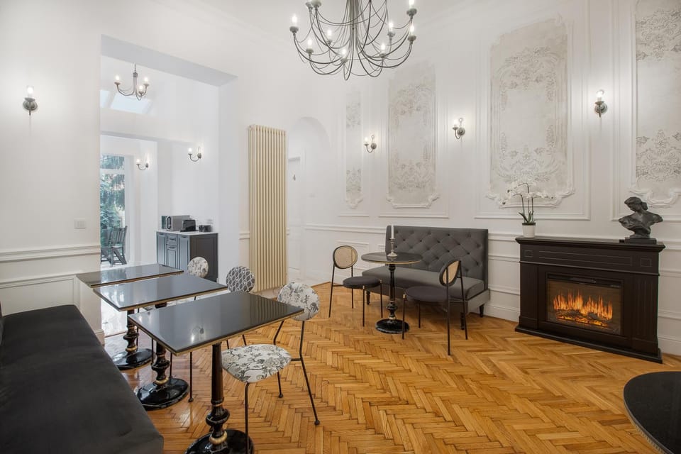 Communal lounge/ TV room, Kitchen or kitchenette, Communal kitchen, fireplace