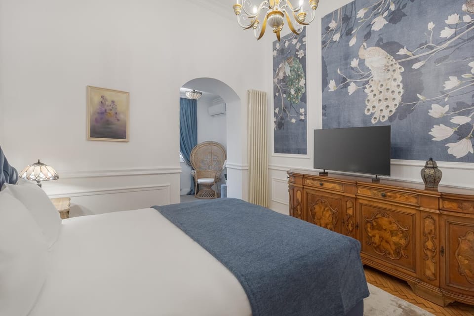 Bed, TV and multimedia, Photo of the whole room, Bedroom