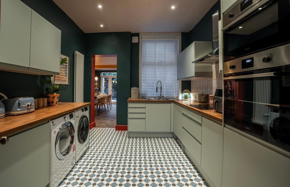 Coffee/tea facilities, Kitchen or kitchenette, dishwasher, oven, pet friendly, stove, toaster, washing machine, dryer