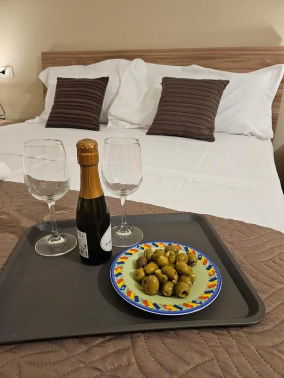 Bed, Food and drinks, Photo of the whole room, Bedroom, Dinner, Drinks, Alcoholic drinks