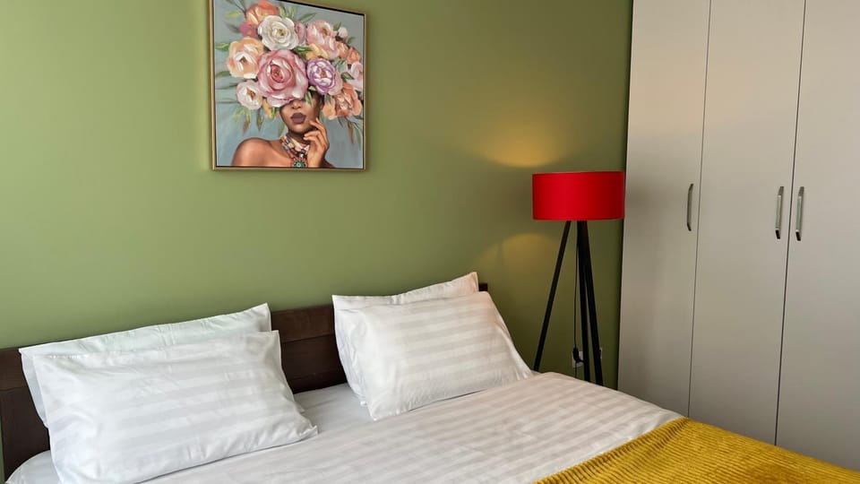 Bed, Photo of the whole room, Decorative detail, Bedroom, wardrobe