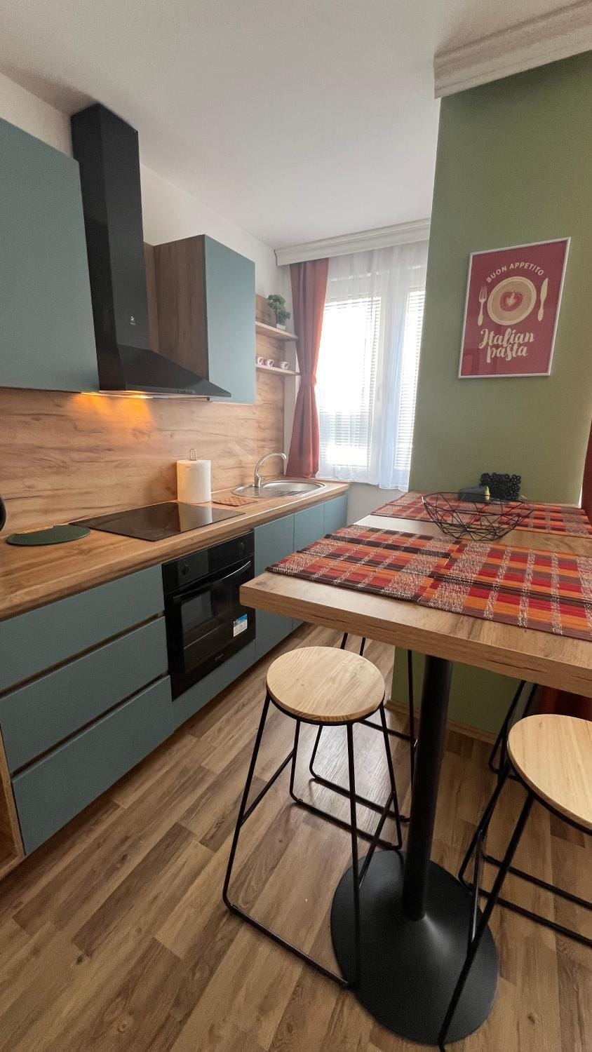 Kitchen or kitchenette, Dining area, oven, stove