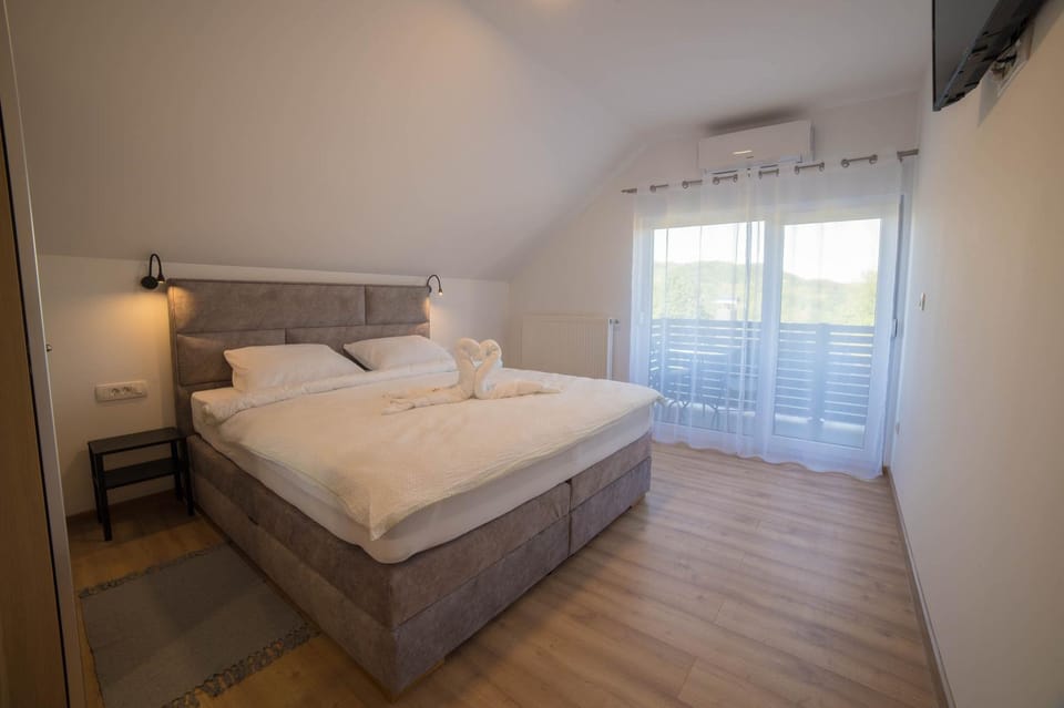Bed, Bedroom, towels