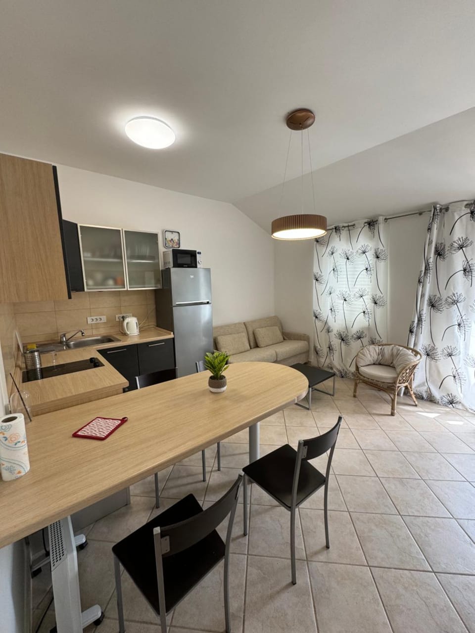 Kitchen or kitchenette, Living room, Seating area