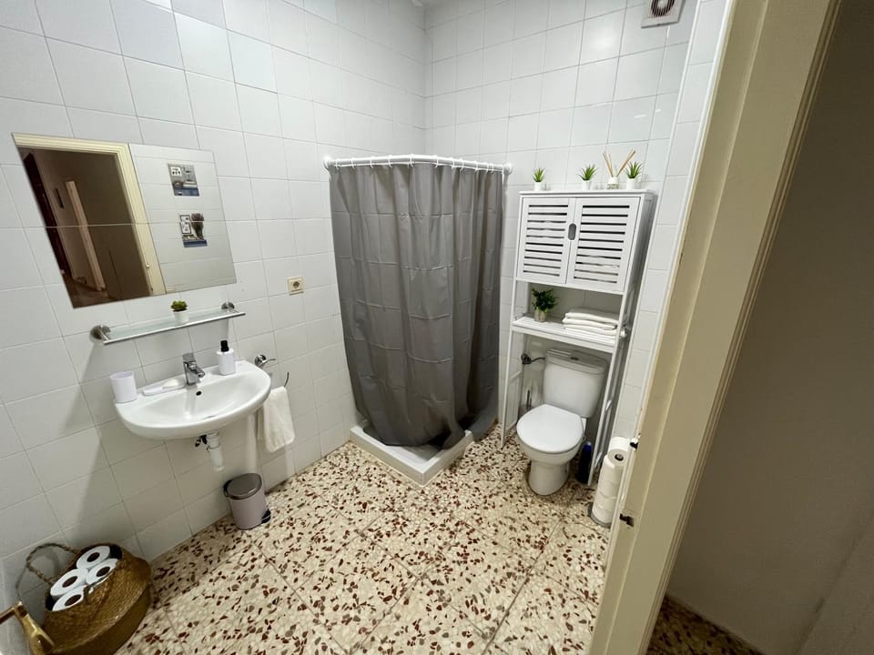 Shower, Toilet, Bathroom, towels