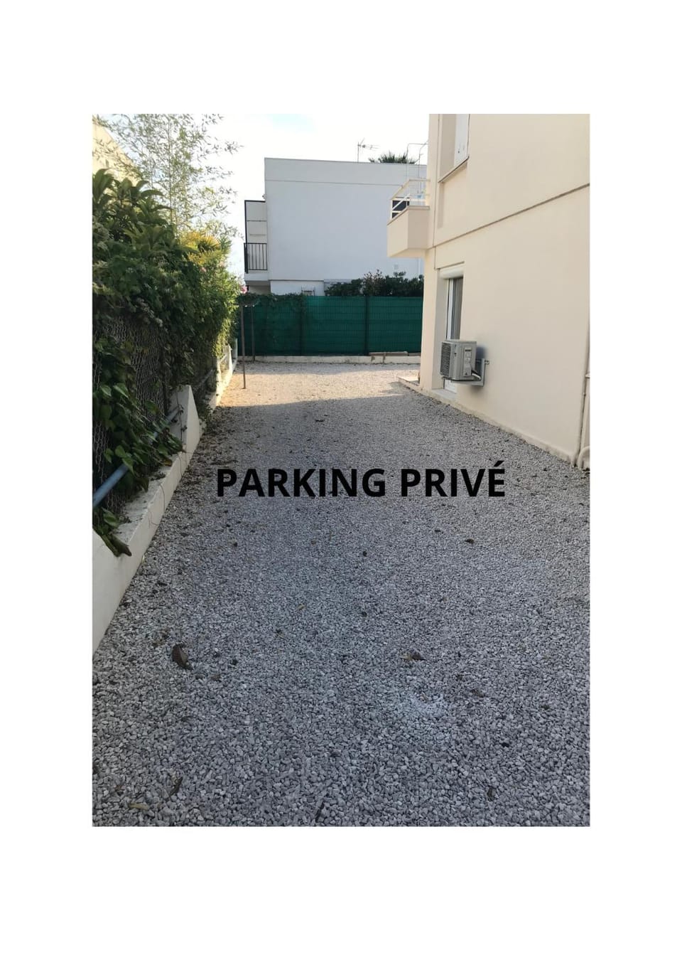 Chez Camille appartement spacieux 75m2 climatisation wifi parking terrasse et cour privative a 50 m de la plage Apartment in Le Grau-du-Roi