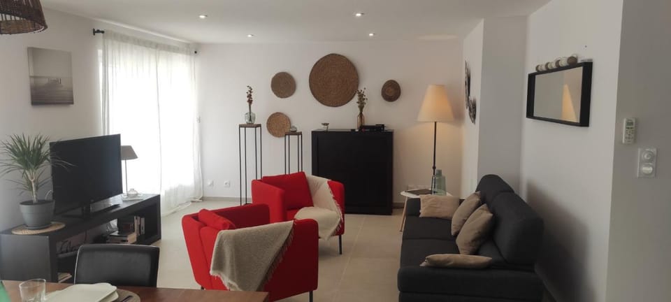 Chez Camille appartement spacieux 75m2 climatisation wifi parking terrasse et cour privative a 50 m de la plage Apartment in Le Grau-du-Roi