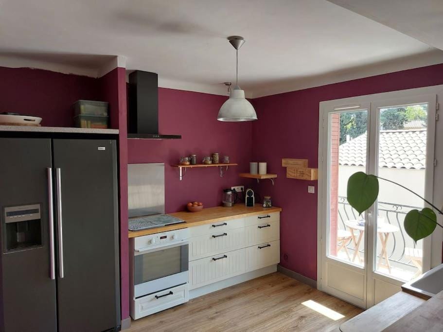 Coffee/tea facilities, Kitchen or kitchenette, oven, stove, toaster