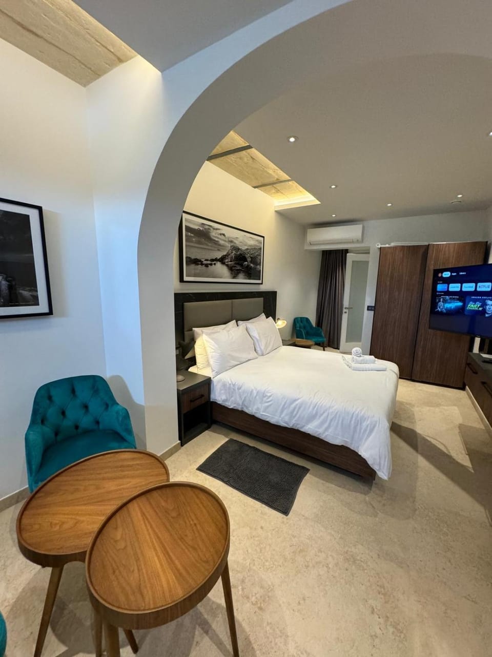 TV and multimedia, Photo of the whole room, Seating area, Bedroom