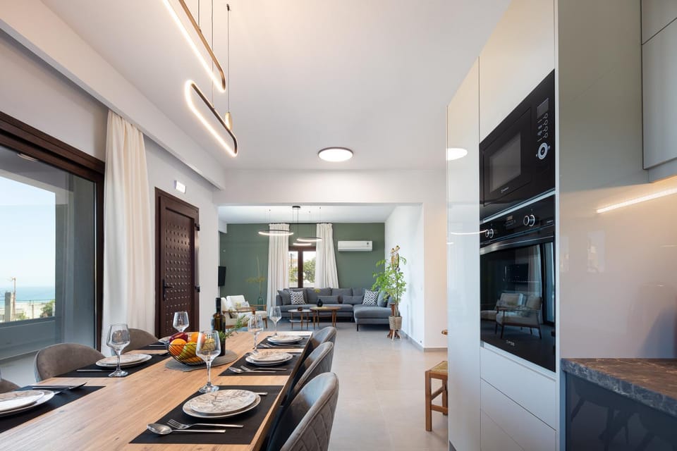 Kitchen or kitchenette, Living room, Seating area, Dining area