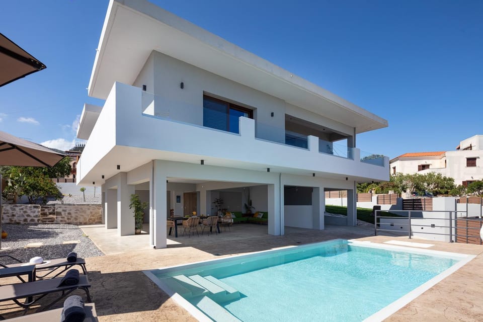 Property building, Day, Swimming pool, sunbed