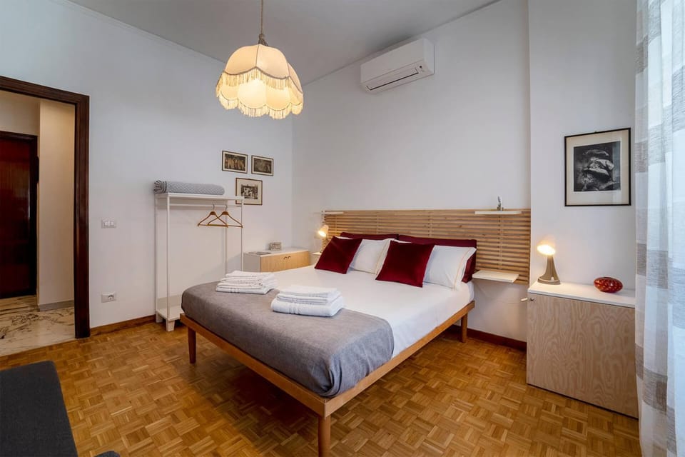 Photo of the whole room, Bedroom