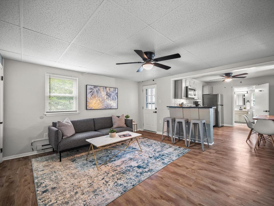 Bloomfield, Pittsburgh Bright and Spacious TWO Bedroom Apt with Free Parking Apartment in Pittsburgh