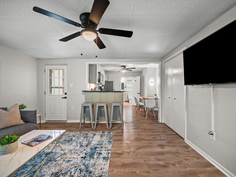 Bloomfield, Pittsburgh Bright and Spacious TWO Bedroom Apt with Free Parking Apartment in Pittsburgh