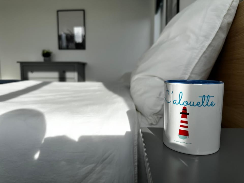 Bed, Decorative detail, Bedroom