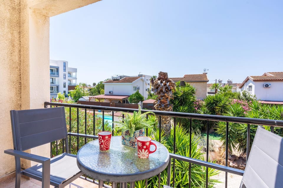 View (from property/room), Balcony/Terrace, Dining area, Quiet street view