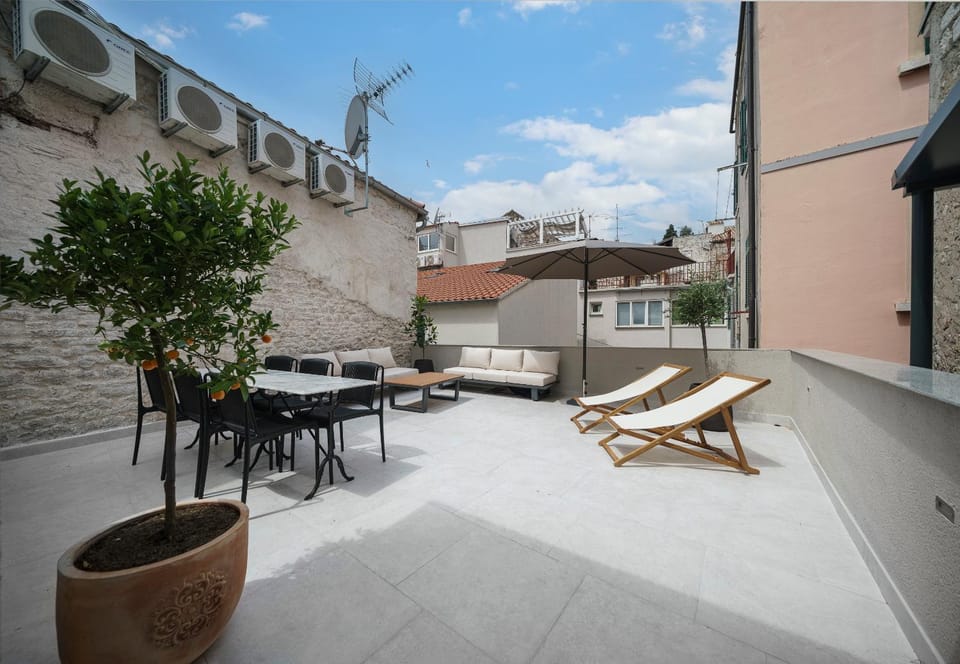 View (from property/room), Balcony/Terrace, Seating area, Dining area, sunbed