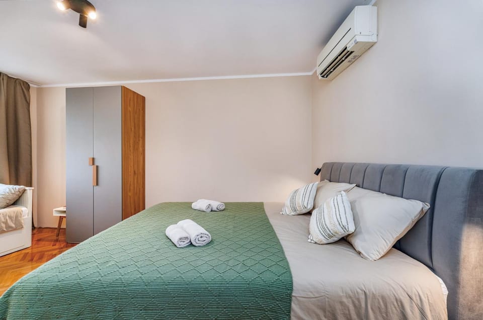 Bed, Photo of the whole room, Bedroom, towels, wardrobe, air conditioner