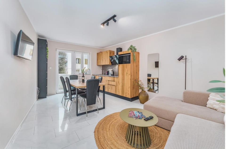 TV and multimedia, Kitchen or kitchenette, Living room, Seating area, Dining area