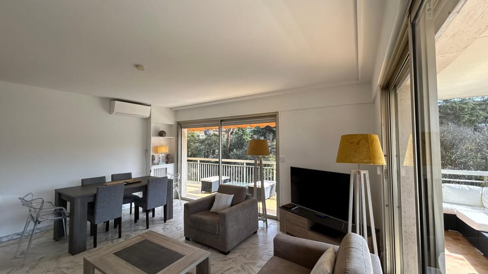 Communal lounge/ TV room, TV and multimedia, Living room, Seating area, Dining area