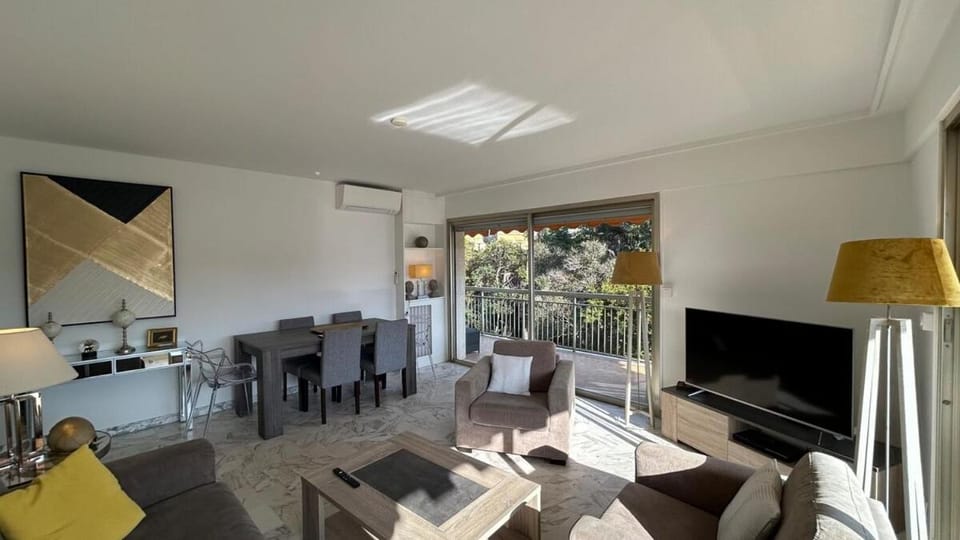 Communal lounge/ TV room, TV and multimedia, Living room, Seating area, Dining area, air conditioner
