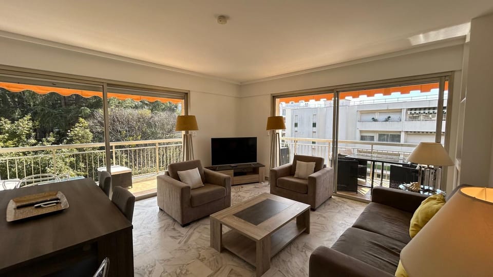 Communal lounge/ TV room, TV and multimedia, Living room, Seating area