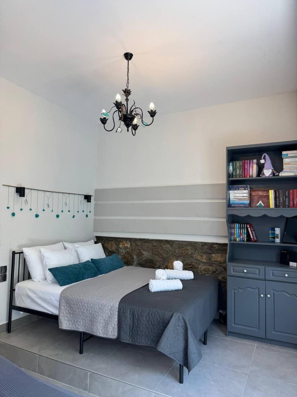 Bed, Library, Photo of the whole room, Bedroom