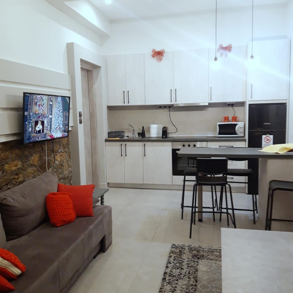 TV and multimedia, Kitchen or kitchenette, Living room, Seating area, Dining area
