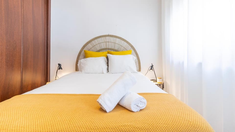 Bed, Bedroom, towels, wardrobe