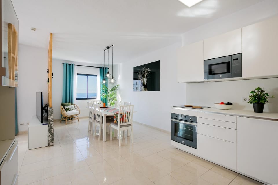 TV and multimedia, Dining area, microwave, oven, stove, kitchen