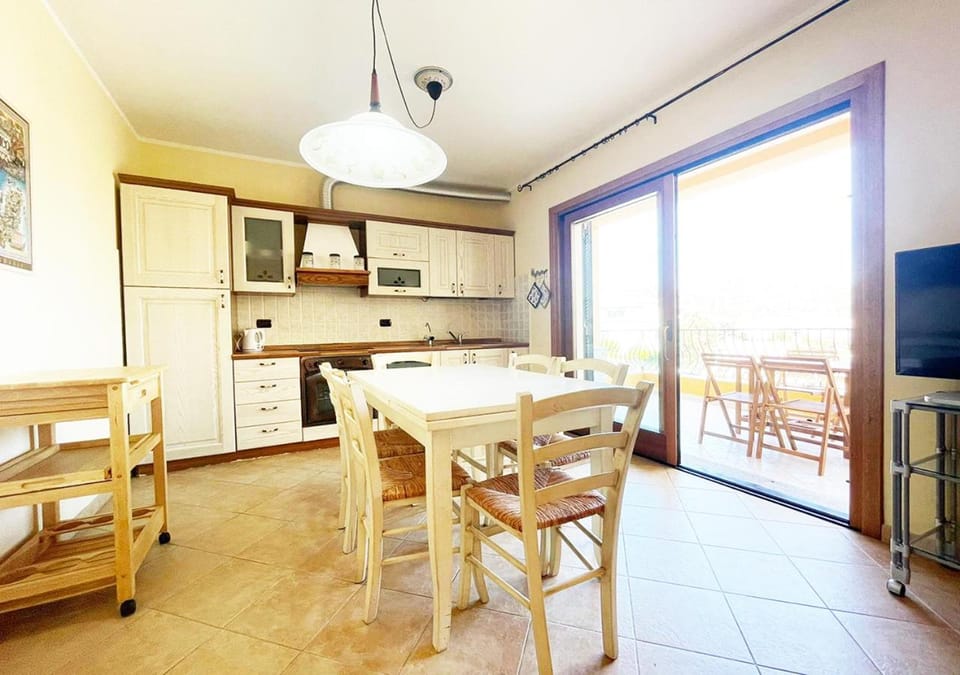 TV and multimedia, Kitchen or kitchenette, Living room, Dining area, stove