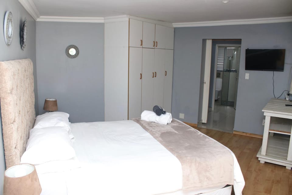Bed, TV and multimedia, Photo of the whole room, Bedroom, towels, wardrobe