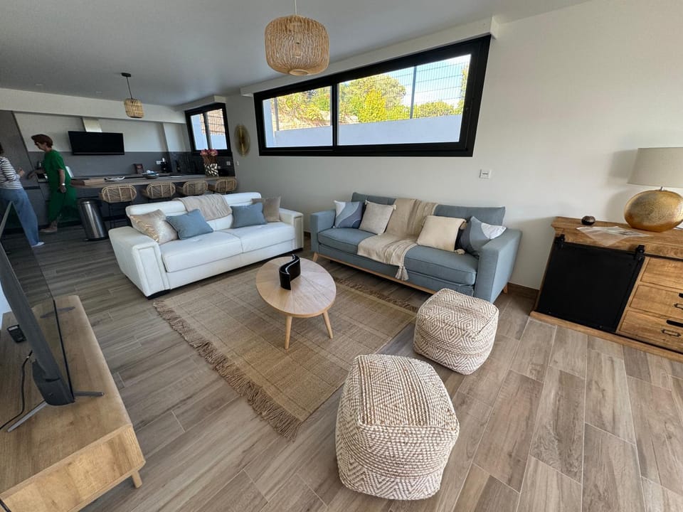 Proche porticcio, Coup de cœur asuré,Appartement de standing, rez de villa 6 couchages, climatisé à 150m de la plage, terrains de tennis Apartment in Ajaccio