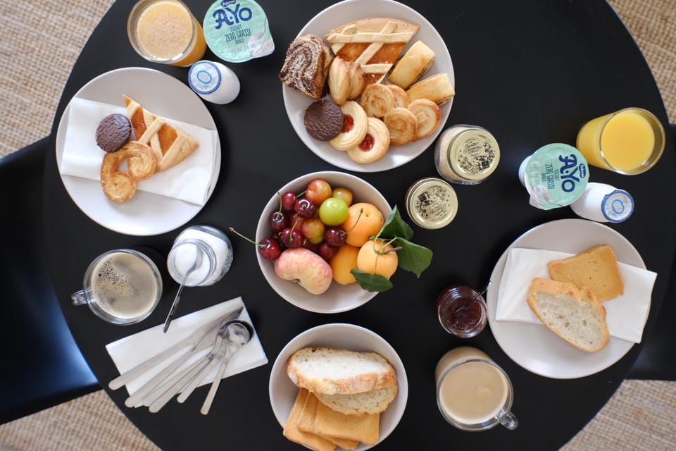 Food and drinks, Food, Breakfast, Continental breakfast, Italian breakfast, room service