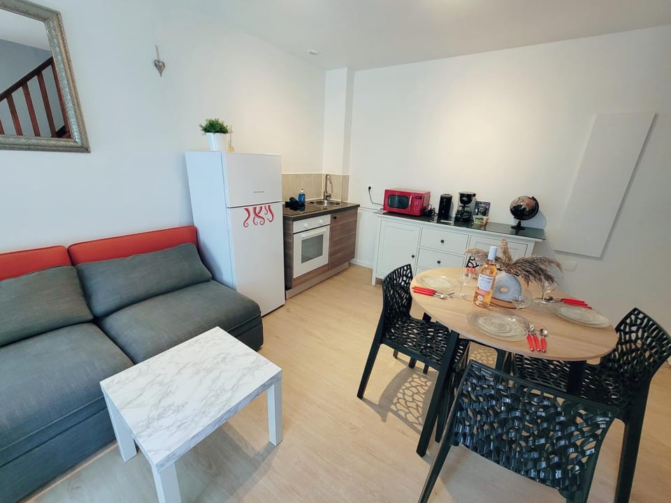 Coffee/tea facilities, Kitchen or kitchenette, Living room, Seating area, Dining area, oven, stove