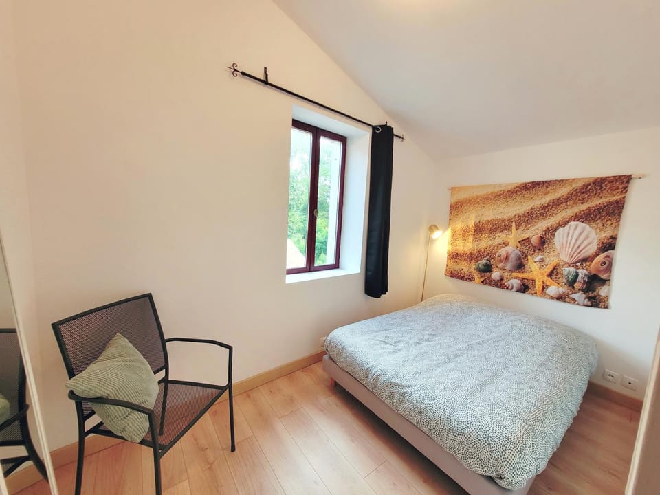 Photo of the whole room, Bedroom
