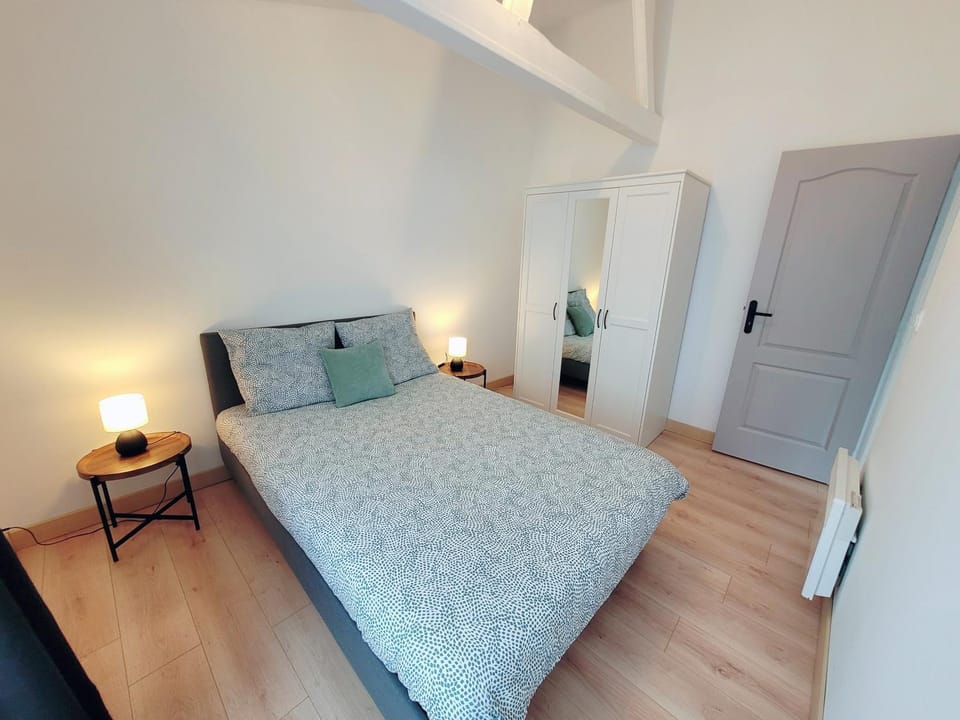 Photo of the whole room, Bedroom, wardrobe