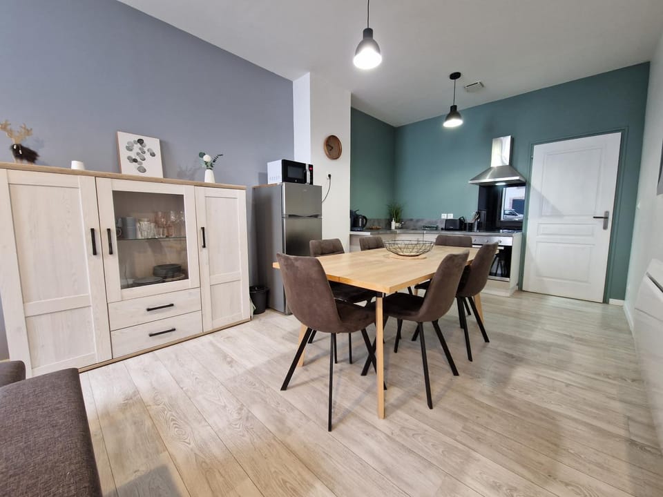 Kitchen or kitchenette, Seating area, Dining area, oven, stove