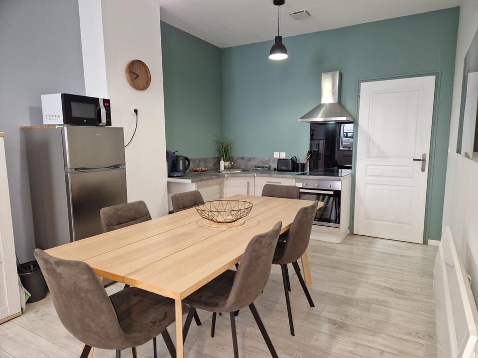 Kitchen or kitchenette, Dining area, stove
