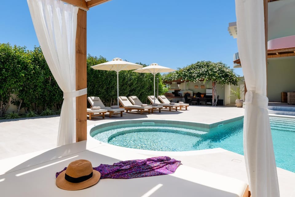 Swimming pool, sunbed