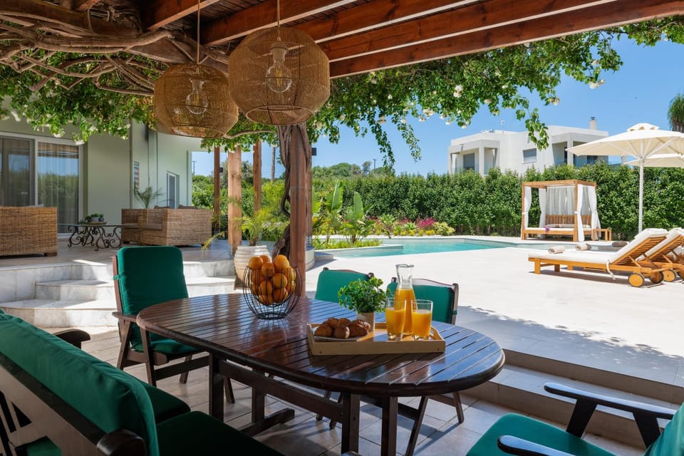 Dining area, Garden view, Pool view, Swimming pool