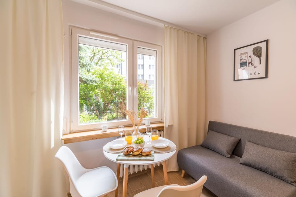 Living room, Food and drinks, Seating area, Dining area