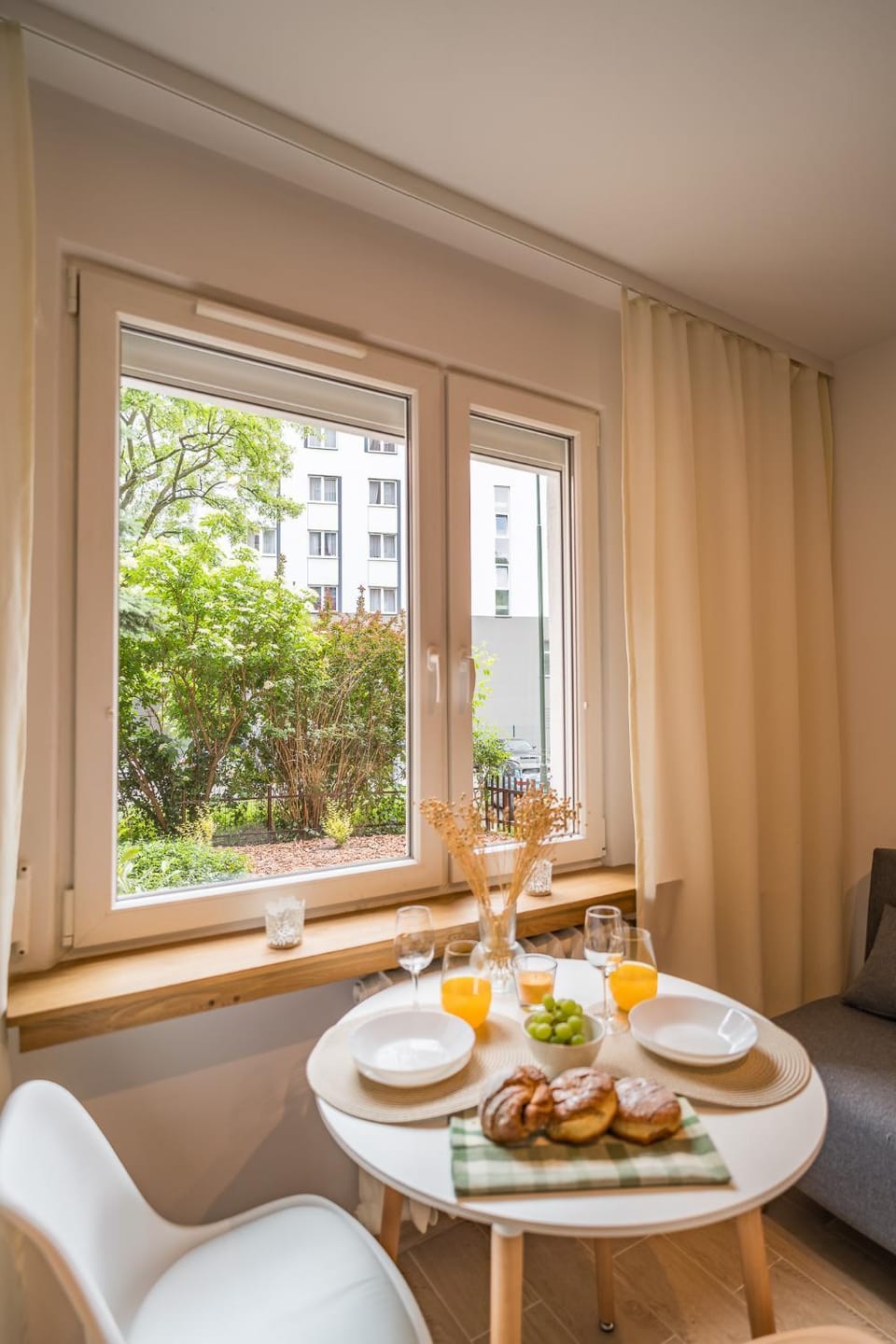 Living room, Food and drinks, Seating area, Dining area, Food, Breakfast, Continental breakfast, Drinks