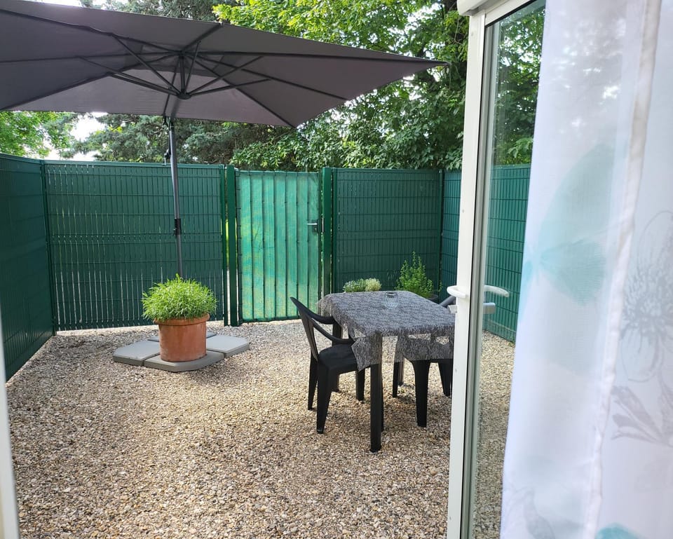 Patio, Dining area, Garden view