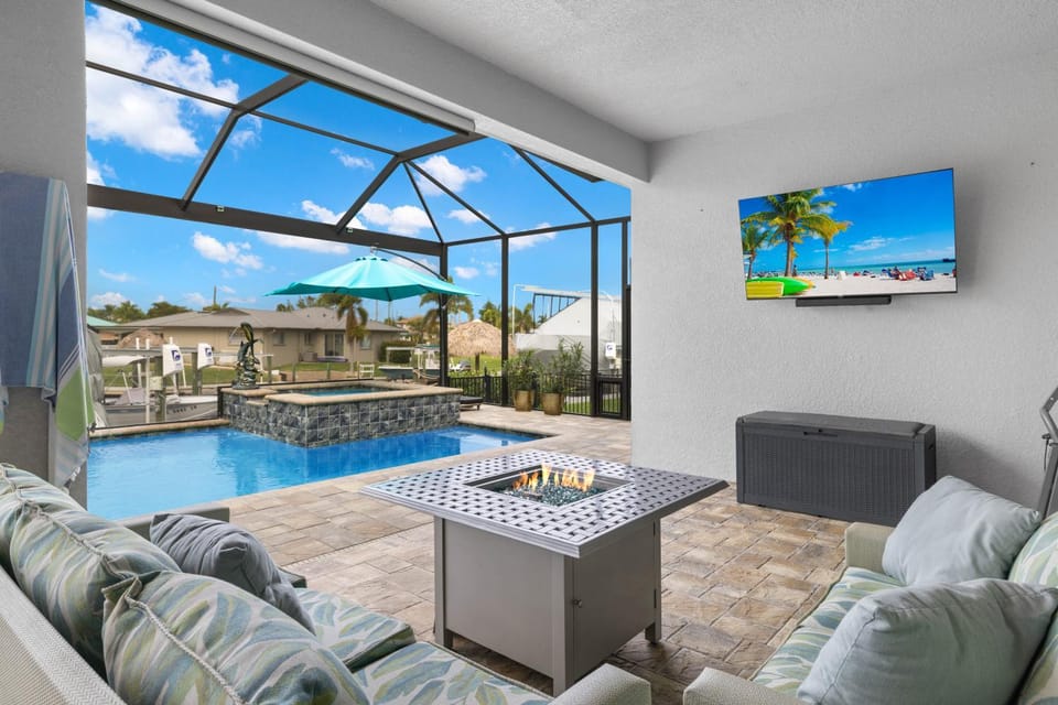 STUNNING, Gulf Access, Breath taking Views, Heated Pool and Spa - Sunlight Landing - Roelens House in Cape Coral