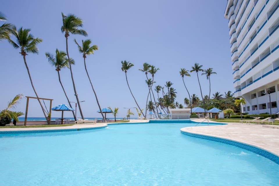 Property building, Day, Pool view, Swimming pool, sunbed