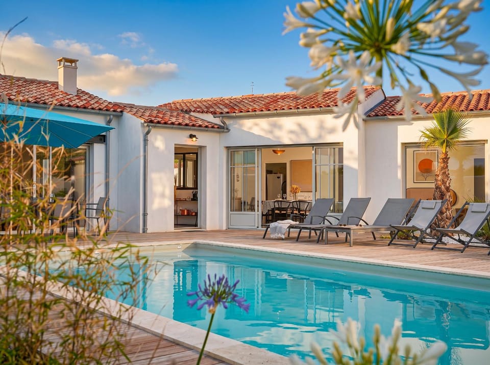Property building, Patio, Swimming pool, sunbed
