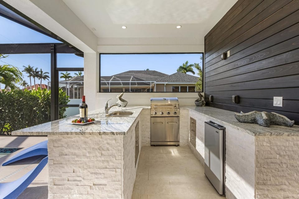 Gorgeous! Heated, Saltwater Pool and Spa, Custom Outdoor Kitchen - Villa Still Waters - Roelens House in Cape Coral
