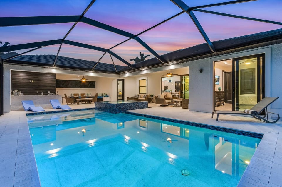 Gorgeous! Heated, Saltwater Pool and Spa, Custom Outdoor Kitchen - Villa Still Waters - Roelens House in Cape Coral