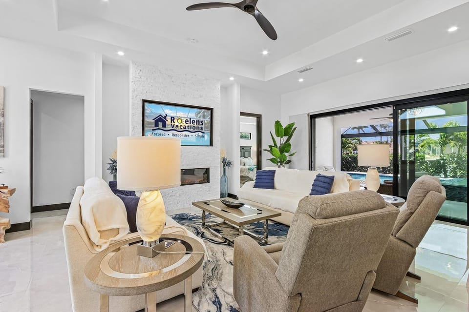 Gorgeous! Heated, Saltwater Pool and Spa, Custom Outdoor Kitchen - Villa Still Waters - Roelens House in Cape Coral
